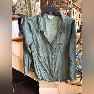 Umgee Cute Olive Green Button front top. Frayed design . Size S 100% Rayon EUC